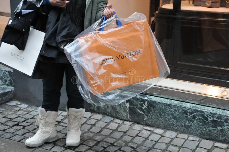 SHOPPERS with LOUIS VUITTON SHOPPING BAG Editorial Photo - Image of finanz,  danmark: 89445961