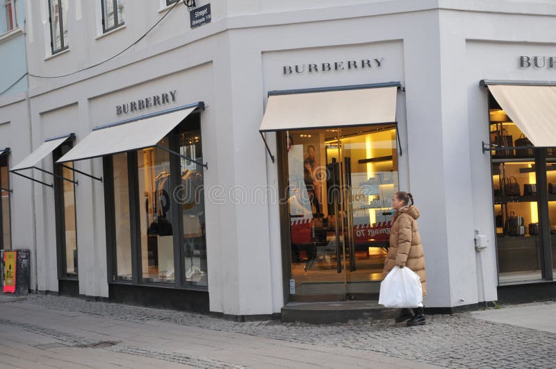 jord Lignende rester SHOPPER WALKS with ILLUM BOLIG HUS SHOPING BAG Editorial Photography -  Image of danmark, editor: 127216727