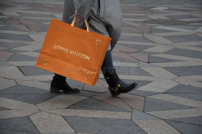 LOUIS VUITTON STORE and SHOPPER with BAG Editorial Stock Photo - Image of  hoppers, kacedil: 138821678