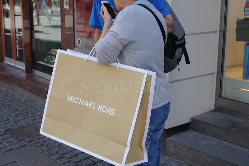 Verdensrekord Guinness Book revidere Mars Michael kors shopping bags editorial stock photo. Image of finance -  121745083