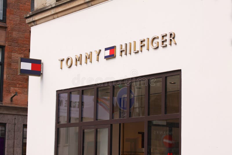 Victor Settle Udsigt Tommy Hilfiger Storefront with Logotype on Building Editorial Photography -  Image of storefront, trade: 124296262
