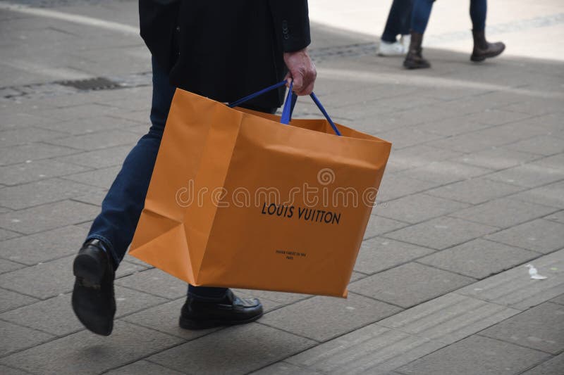 500 imágenes de Louis vuitton shopping bag - Imágenes de stock, imágenes  editoriales y fotos de stock