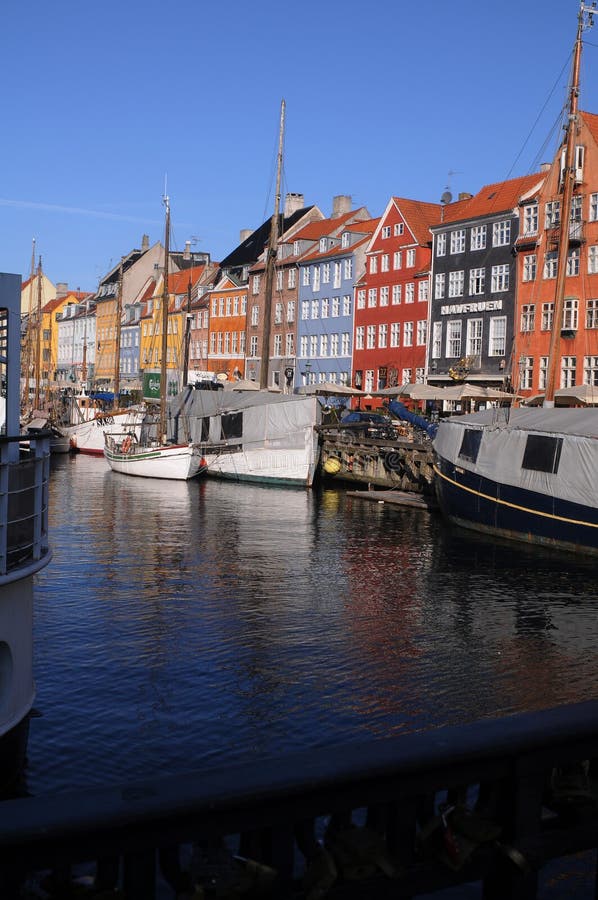 TOURISTS NA AILY LIFE AT NYHAVB CANAL COPENHAGEN royalty free stock photography TOURISTS NA AILY LIFE AT NYHAVB CANAL COPENHAGEN royalty free stock photography