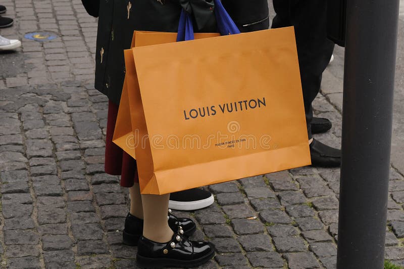 SHOPPERS with LOUIS VUITTON SHOPPING BAGS Editorial Stock Image