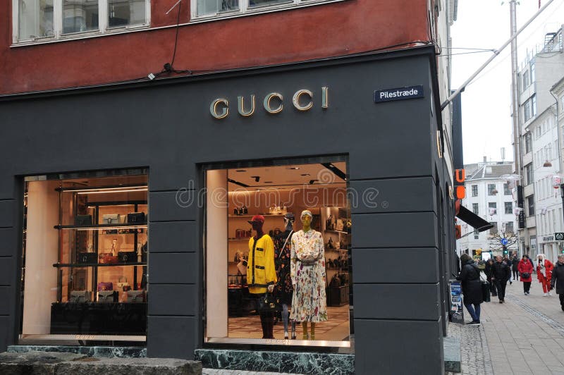 Shoppers by Gucci Store in Copenhagen Editorial Photo - of europa, finance: 138821713