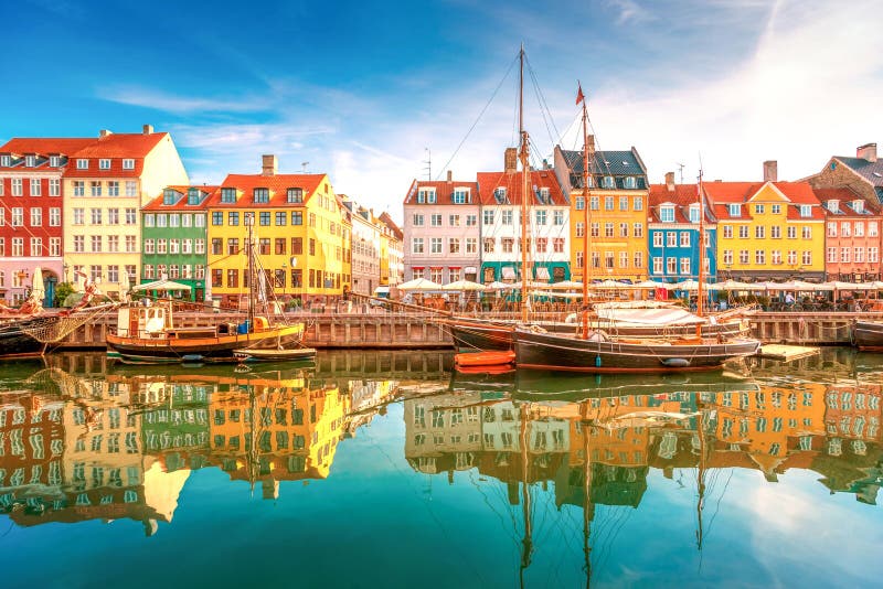 Nyhavn okres je jedným z najznámejších orientačný bod v Kodani v letný deň.