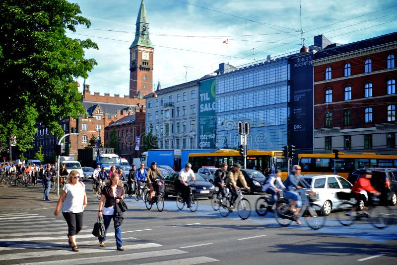 Copenhague Dinamarca: bicicletas que montan de la gente