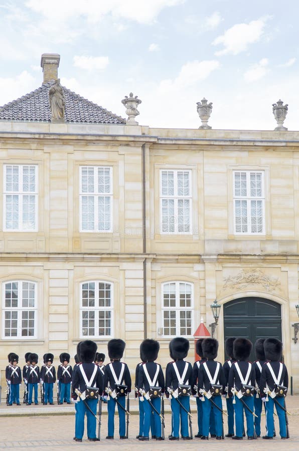 Copenhague, Dinamarca - 25 de agosto de 2014 - guardia real en el castillo de Amalienborg en Copenhague en Dinamarca foto de archivo libre de regalías Copenhague, Dinamarca - 25 de agosto de 2014 - guardia real en el castillo de Amalienborg en Copenhague en Dinamarca foto de archivo libre de regalías