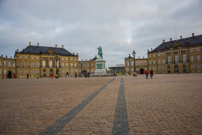 COPENHAGUE, DINAMARCA: Escultura de Frederik V a caballo en la plaza Amalienborg, hogar de la familia real danesa en