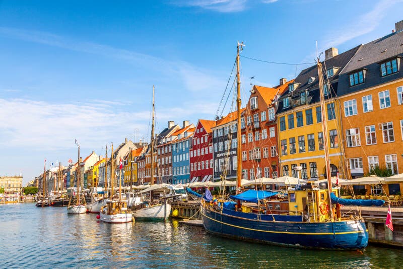 Copenhague, Dinamarca - julio de 2019: Vista icónica de Copenhague Famoso y antiguo puerto de Nyhavn con coloridas casas medieval fotografía de archivo Copenhague, Dinamarca - julio de 2019: Vista icónica de Copenhague Famoso y antiguo puerto de Nyhavn con coloridas casas medieval fotografía de archivo