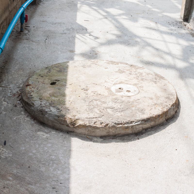 Coperchio di fossa settica rotonda in cemento fotografia stock