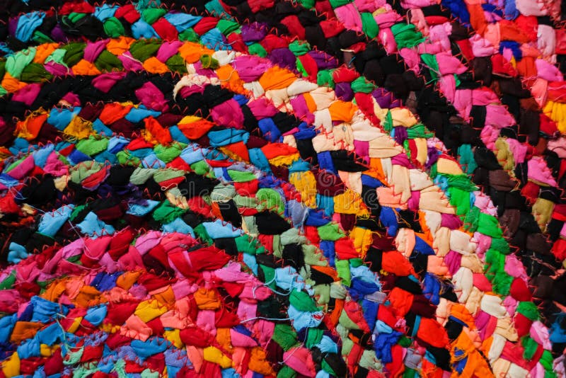 Coperta peruviana di stile dell'Africano rotondo variopinto o fine tessuta della superficie del tappeto su Motivi etnici e tribal fotografia stock libera da diritti Coperta peruviana di stile dell'Africano rotondo variopinto o fine tessuta della superficie del tappeto su Motivi etnici e tribal fotografia stock libera da diritti