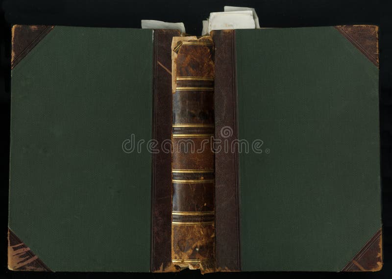 Copertina di libro di cuoio di 200 anni limiti in cuoio e panno, con il segnalibro fotografia stock Copertina di libro di cuoio di 200 anni limiti in cuoio e panno, con il segnalibro fotografia stock
