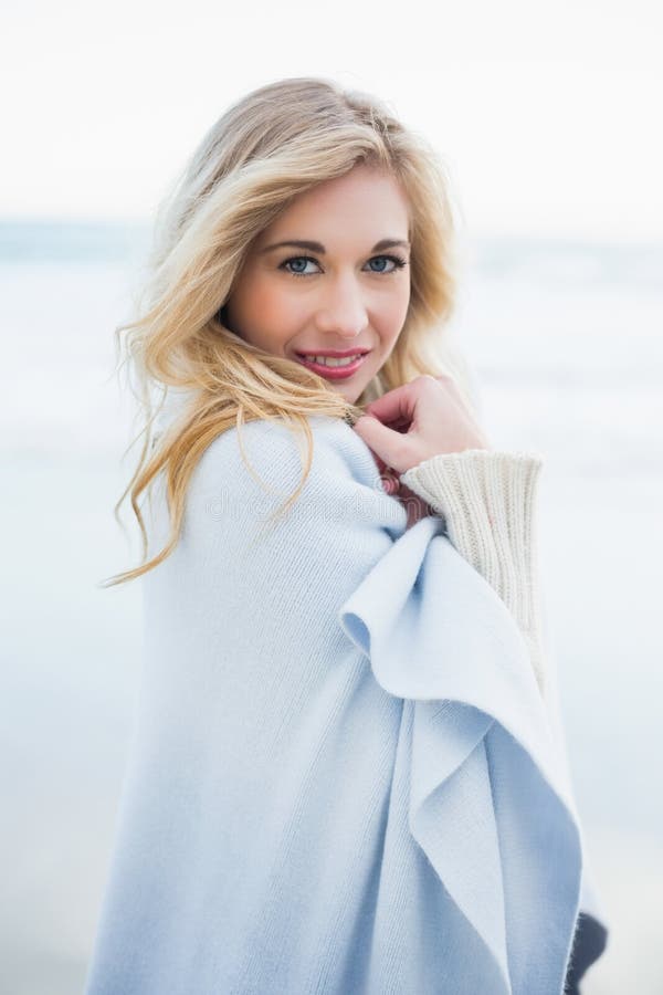 Copertura bionda sveglia lei stessa della donna in una coperta fotografie stock Copertura bionda sveglia lei stessa della donna in una coperta fotografie stock