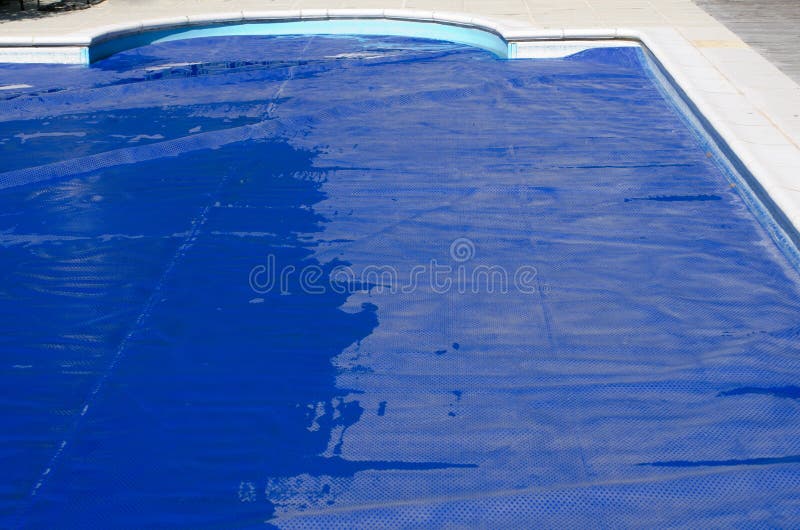 Copertura della piscina immagini stock libere da diritti Copertura della piscina immagini stock libere da diritti