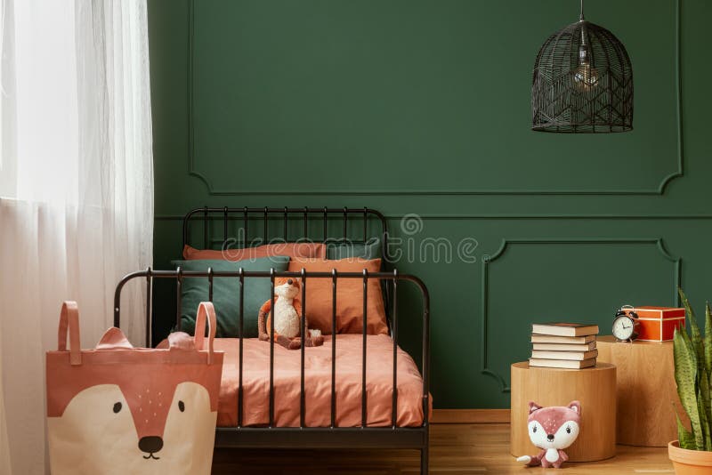 Copiare spazio su una parete verde scura vuota dell'interno di una camera di lusso immagine stock