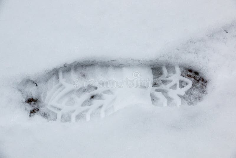 Copie de pied d'une chaussure humaine sur la neige blanche images libres de droits Copie de pied d'une chaussure humaine sur la neige blanche images libres de droits
