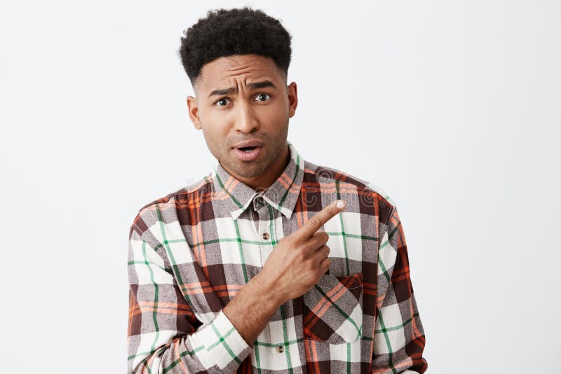 Copie El Espacio Para El Anuncio Hombre Africano De Piel Morena Hermoso  Joven Con El Pelo Rizado En Camisa a Cuadros Casual Imagen de archivo -  Imagen de lifestyle, saludo: 104726175