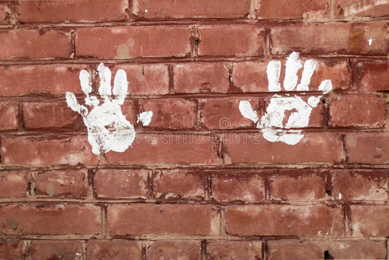 Copies blanches des paumes des mains sur le mur de briques images libres de droits Copies blanches des paumes des mains sur le mur de briques images libres de droits