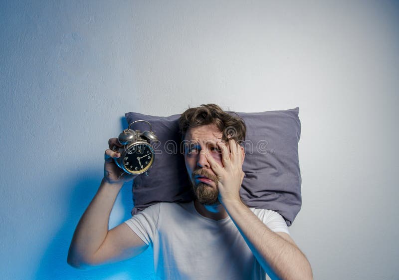 Copiez l'espace, homme ayant le sommeil de problème photo stock Copiez l'espace, homme ayant le sommeil de problème photo stock