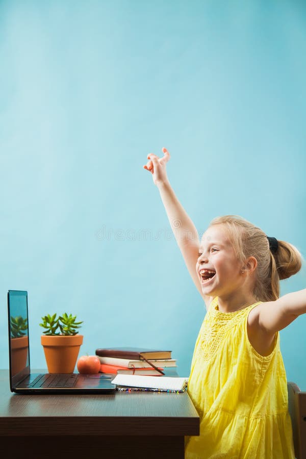 Copii adolescenți fericiți învață lecții acasă prin internet online despre carantină royalty free stock photos