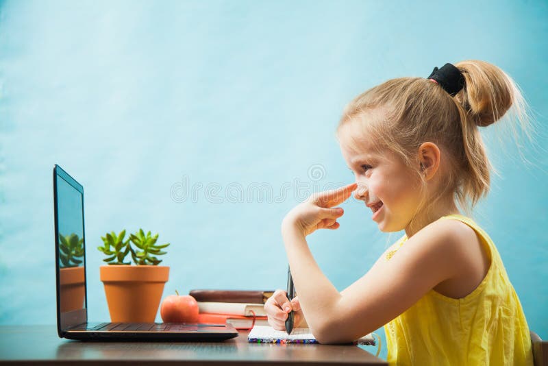 Copii adolescenți fericiți învață lecții acasă prin internet online despre carantină royalty free stock photo