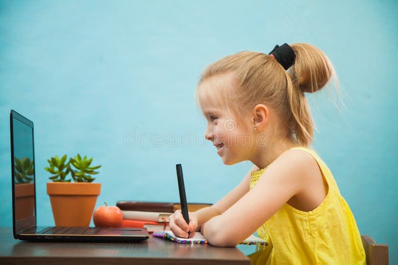 Copii adolescenți fericiți învață lecții acasă prin internet online despre carantină stock photo