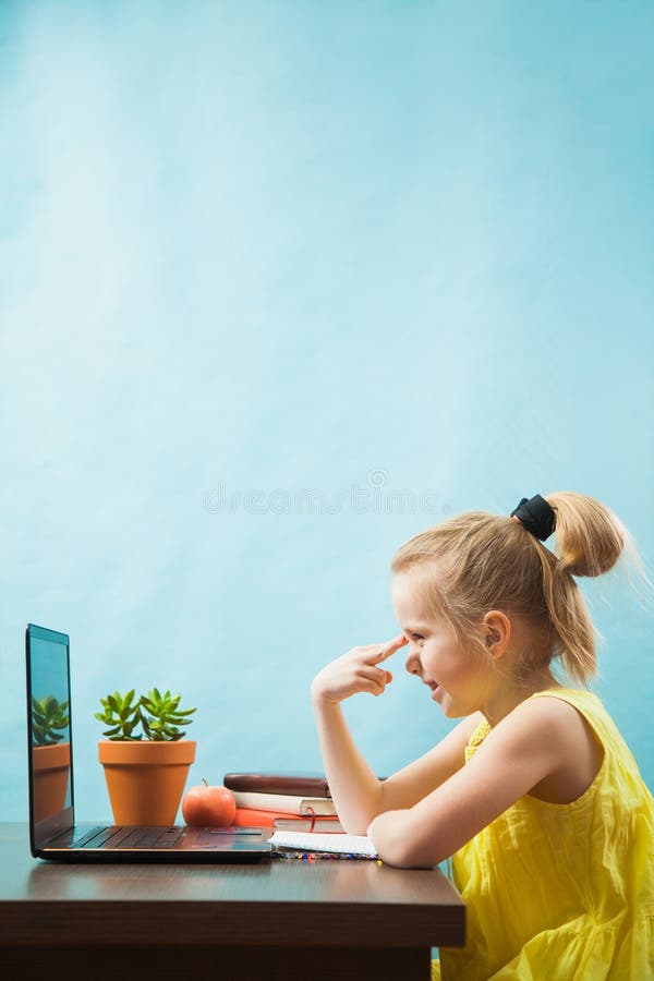 Copii adolescenți fericiți învață lecții acasă prin internet online despre carantină royalty free stock photography