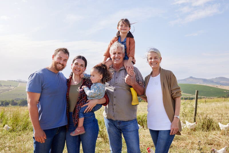 Copii de familie și portret la pui de fermă sau dragoste în aer liber vara sau zâmbet cu legături în mediul rural. Oameni royalty free stock photos