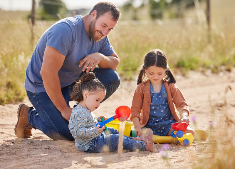 Copii părinte și jucându-se cu jucării în nisip pentru a se uni cu învățarea curioasă sau dezvoltarea cognitivă. Om stock photos