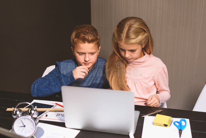 Copiii concentrați studiază cu atenție royalty free stock photo