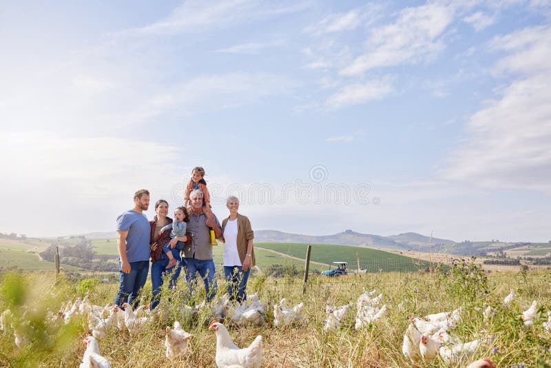 Copiii de familie și portretul în ferma de pui de câmp sau dragostea în agricultura de vară sau zâmbetul cu grijă în mediul rural royalty free stock photography