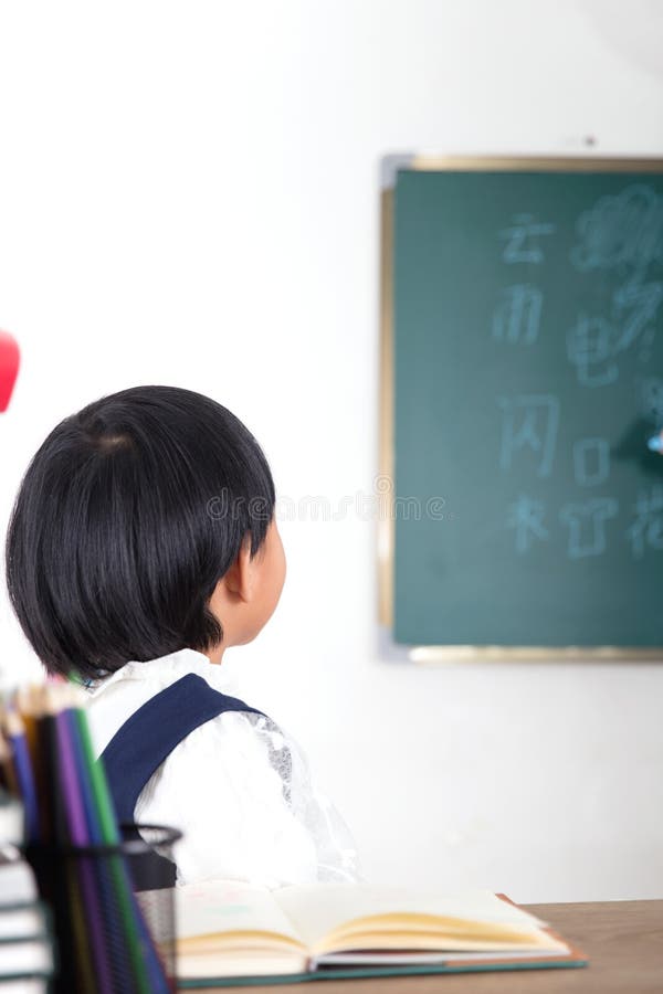 Copil care ascultă cu atenție în interior stock photography