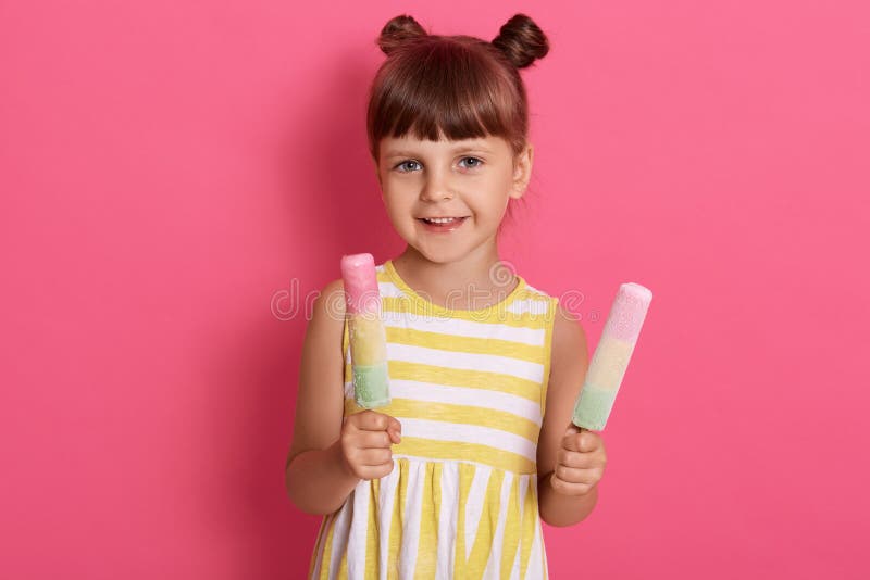 Copil care deține două inghetata fata fericit pic se bucură de apă copil drăguț gustare alimente de stradă delicios vara royalty free stock photos