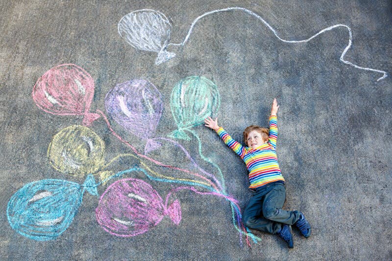Copil fericit băiețel distrându-se cu baloane colorate imagine desen cu cretă colorată. Timp liber creativ pentru copii stock photography