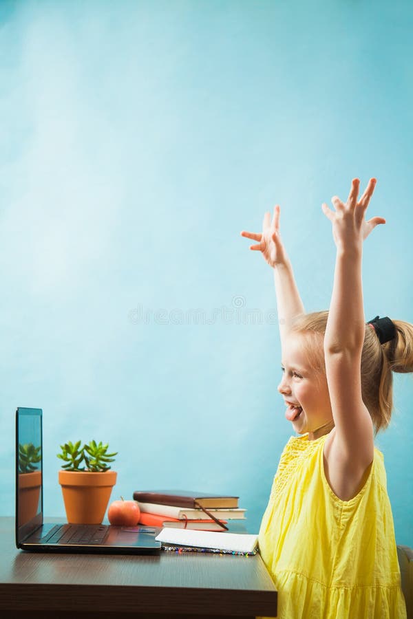 Copil fericit prematur în delicatețe să învețe acasă în carantină royalty free stock photo