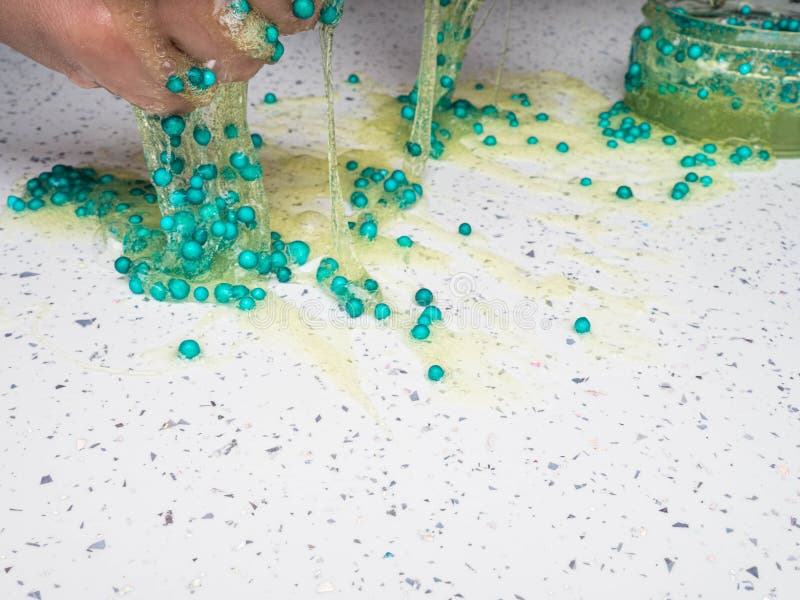 Copil joc manual făcut jucărie numit slime selectiv royalty free stock photos