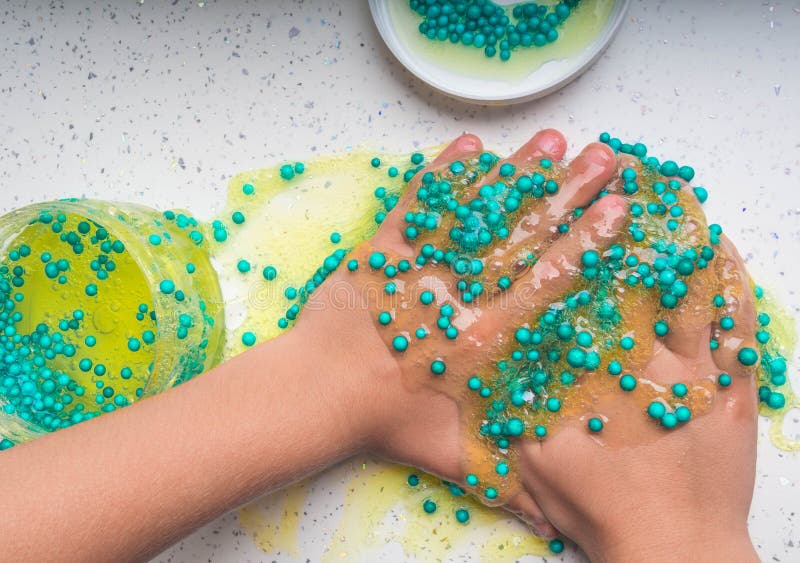 Copil joc manual făcut jucărie numit slime selectiv stock photo