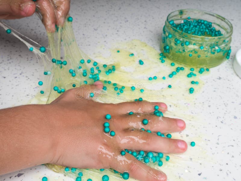 Copil joc manual făcut jucărie numit slime selectiv royalty free stock photography
