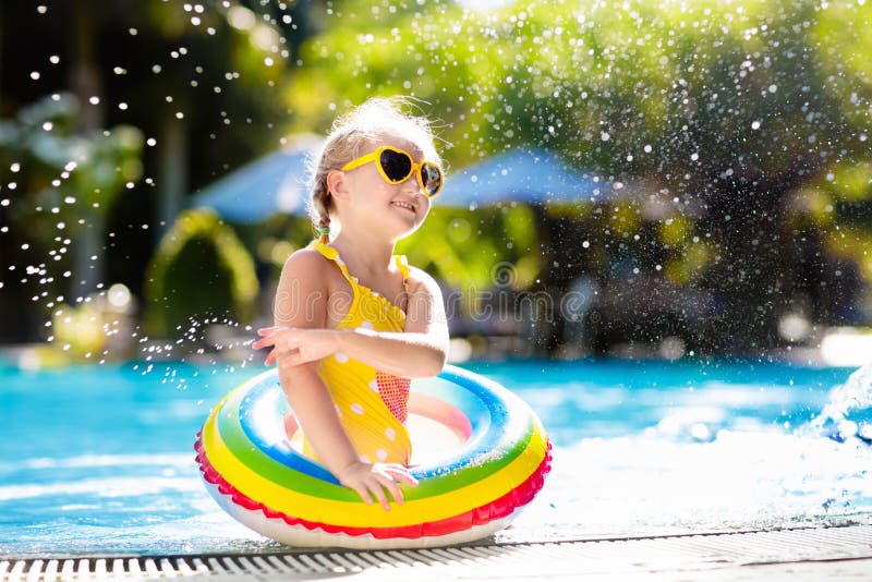 Copil în piscină. copii îînot. joc apă. stock photos