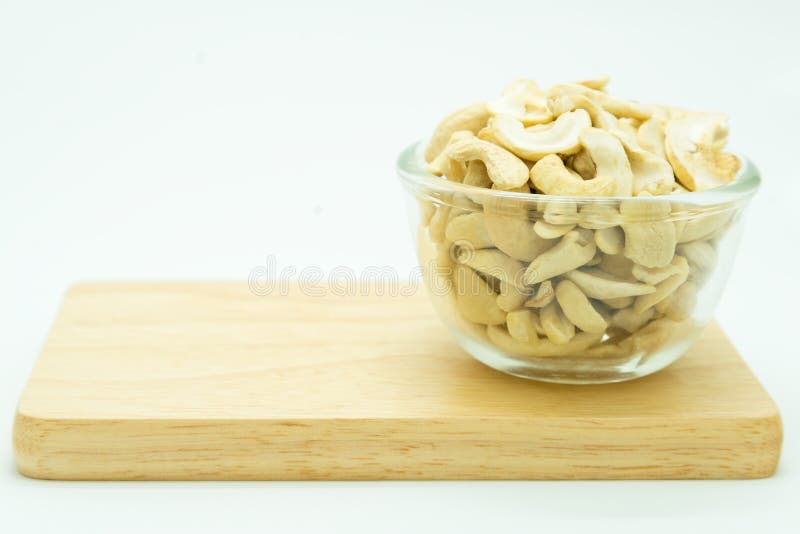 Copo da amêndoa no copo de vidro sobre a placa de madeira imagem de stock royalty free