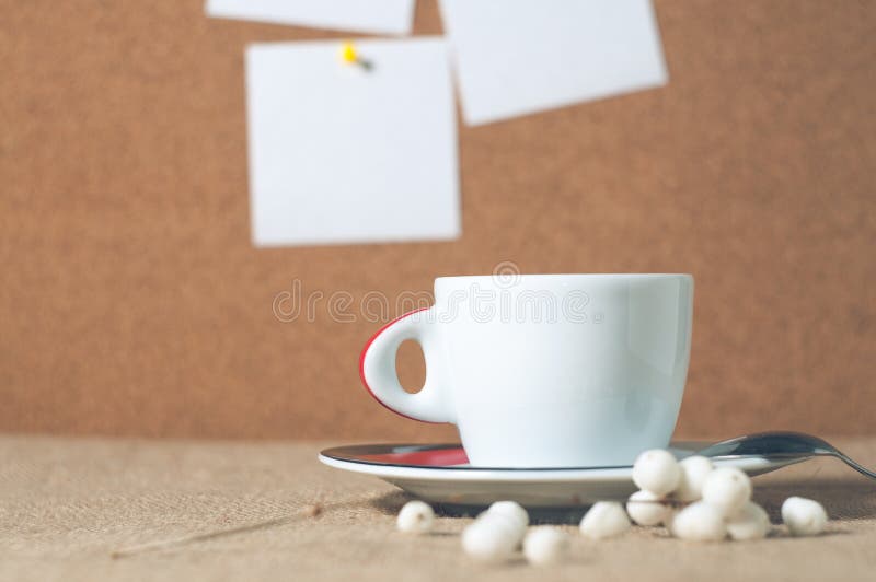 Copo da bebida quente com feijões de café fotografia de stock Copo da bebida quente com feijões de café fotografia de stock