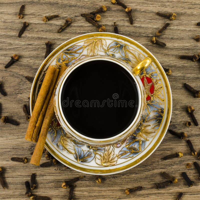 Copo de café da porcelana com canela e cravos-da-índia imagens de stock Copo de café da porcelana com canela e cravos-da-índia imagens de stock