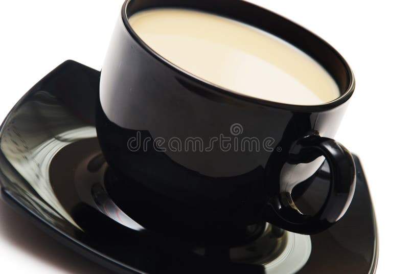 Copo de café preto isolado no branco