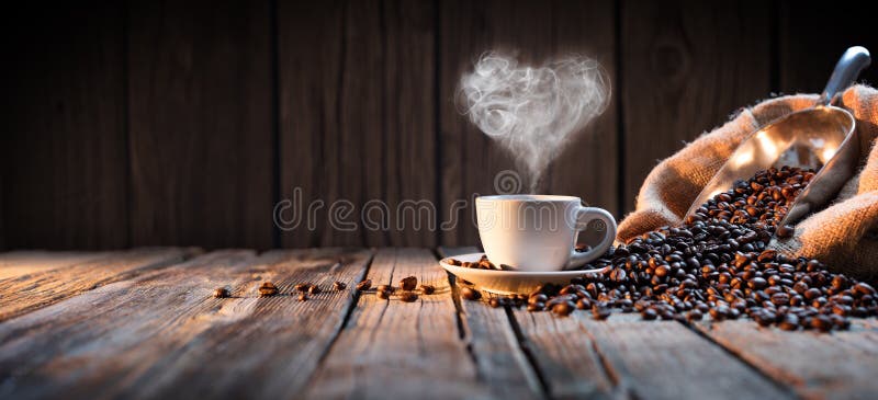 Copo de café tradicional com vapor Coração-dado forma