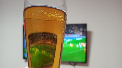 Fundo de futebol com cerveja e tv