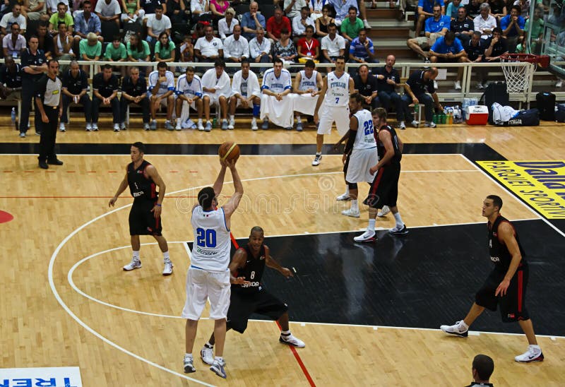 Jogo de basquetebol foto de stock editorial. Imagem de italiano - 4790163