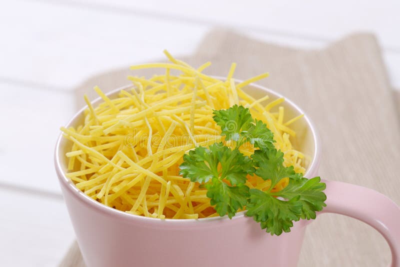 Copo de macarronetes da sopa fotos de stock royalty free