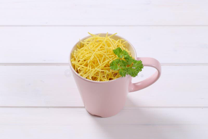 Copo de macarronetes da sopa imagem de stock