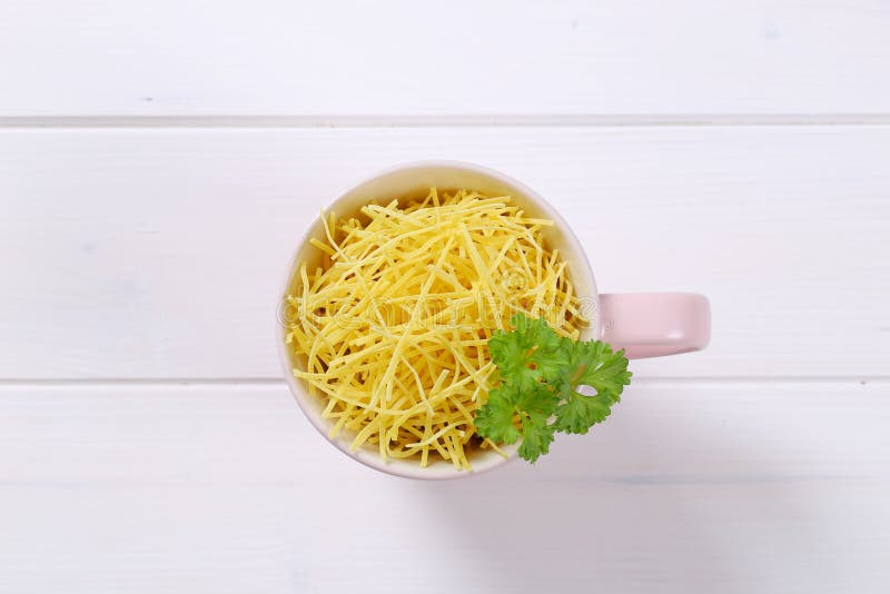 Copo de macarronetes da sopa imagem de stock royalty free